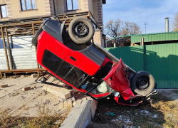 Иномарка вылетела на тротуар с переворотом в Волгограде