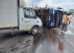 Грузовик с отказавшими тормозами устроил массовое ДТП в Волгограде: видео