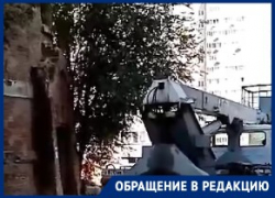 Металл срезают с легендарной водонапорной башни в Волгограде - видео