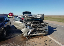 Шесть человек спасают после крупного ДТП под Волгоградом