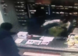 Пьяный грабитель-романтик перед 8 марта обчистил кассу магазина в Волгограде и купил цветы знакомой