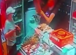 Продуктовый магазин отстояли с помощью доски от ограбления в Волгограде