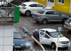 О выброшенном из автомобиля скорой помощи пациенте сообщили волгоградцы 