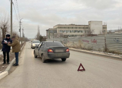 Двух бегущих школьниц снесла иномарка в Волгограде: шок-видео