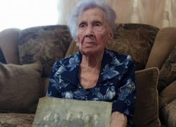 Столетняя волгоградка вакцинировалась от COVID-19 