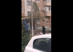 Мужчина избил женщину во дворе под Волгоградом: драму сняли на видео 