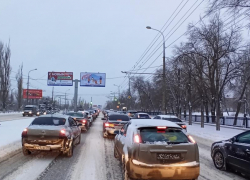 Пробки на 10 баллов: в Волгограде из-за снегопада возник транспортный коллапс