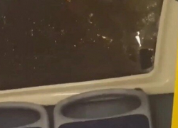 «Я не знаю как выжила девушка»: в Волгограде неизвестный разбил стекло автобуса