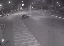 Автомобиль врезался в двух волгоградцев на переходе: видео
