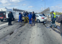 Тройная авария на "танцующем" мосту парализовала движение в Волгограде