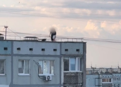 «Чьи дети?»: подростковая вылазка на крышу шокировала волгоградку – видео