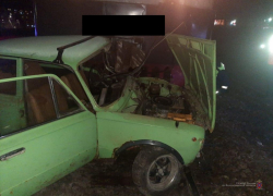 В Волгограде «ВАЗ» протаранил электровоз: двое раненых