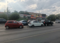 Волгоградец за рулем KIA протаранил три иномарки на светофоре