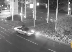 Иномарка на скорости сбила волгоградца на "зебре": шок-видео