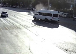 В центре Волгограда столкнулись иномарка и микроавтобус: есть пострадавший