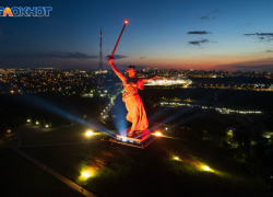 Баннеры с дискредитацией армии вывесили напротив Мамаева кургана