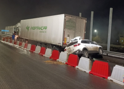 Водитель иномарки погиб после встречи с фурой на трассе под Волгоградом