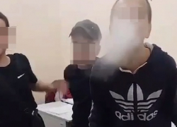 Закрытые в подсобке дети угрожали "мокрухой" продавцу, курили вейп и играли ножичком в Волгограде  