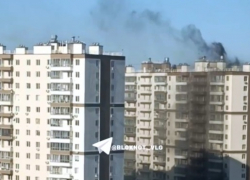 «Тут сирены, пожарные и скорая»: полыхающую квартиру в ЖК «Шоколад» сняли на видео 