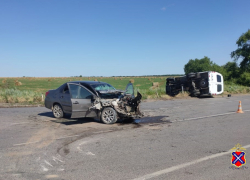 Легковушка "в мясо" и опрокинутый фургон: страшные кадры ДТП под Волгоградом