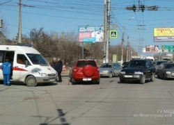На севере Волгограда Toyota врезалась в Kia: пенсионерка и молодой парень в больнице