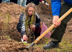 ЭкоЦентр провел акцию по высадке деревьев в одном из парков Волжского