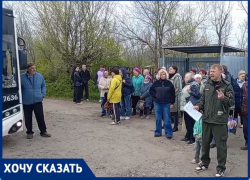 «Автобусы отказываются ехать»: волгоградцы устроили народный сход из-за разбитой дороги к трем СНТ