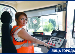 «Многие хотят посидеть на месте водителя», - вошедшая в топ-10 лучших водителей трамваев Наталья Влазнева