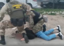 В Волгограде ФСБ сняла на видео задержание торговцев оружием