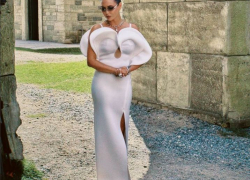 «Реально костюм пельменя»: Ляйсан Утяшеву высмеяли за дизайнерский наряд