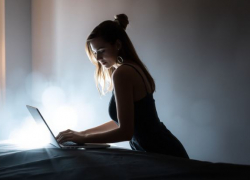 Безработная волгоградка потеряла около миллиона в попытке заработать на инвестициях 