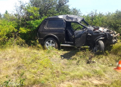 Двое погибли в кувыркнувшейся с дороги «Ниве» под Волгоградом
