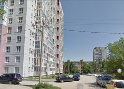 Спасатели в Волгограде сняли девушку с края балкона 16-этажки