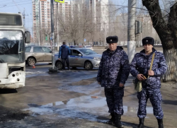 Летевший на красный автобус протаранил легковушку в Волгограде