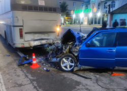 Mercedes врезался в автобус у волгоградского кафе: водитель погиб