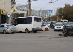  Nissan мощно протаранил маршрутку в центре Волгограда: видео