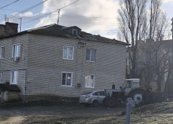 Крыши с детского сада и нескольких домов сорвал ураган под Волгоградом 