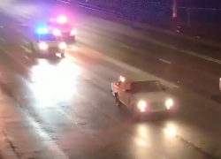 Полицейская погоня со стрельбой за "Жигулями" попала на видео в Волгограде