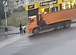 «КАМАЗ» наехал на женщину с ребенком и подростка в Волгограде: видео