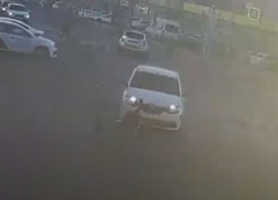 Таксист Uber сбил на пешеходном переходе волгоградку: ДТП попало на видео