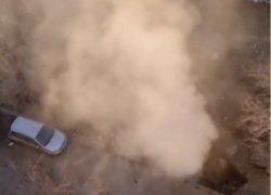 «Улицу топим»: бьющий из-под земли пар выше девятого этажа показали волгоградцы