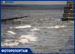 Волгу начало штормить во время арктического циклона в Волгограде: тонут люди и яхты