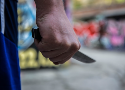 Молодая волгоградка накинулась на возлюбленного с ножом