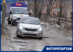 «Ямы разбивают подвески»: весна оголила бездорожье на улице Дорожной в Волгограде