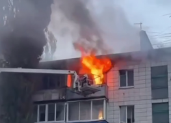 Бабушку спасли из полыхающей пятиэтажки в Волгограде - видео
