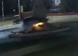 Кроссовер на скорости влетел в памятник под Волгоградом