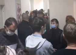«Как селедки, и с ковидом»: переполненный коридор в поликлинике в Волгограде сняли на видео