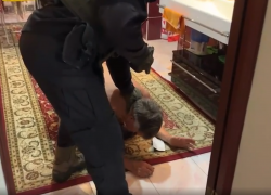 На видео попал обыск ФСБ в домах организаторов скандальной КПК «Честь» — ущерб оценен в 700 млн