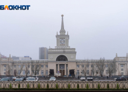 Запущенный иностранцем дрон упал на крышу ж/д вокзала в Волгограде