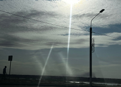 Столб черного дыма из-за Волги перепугал волгоградцев 